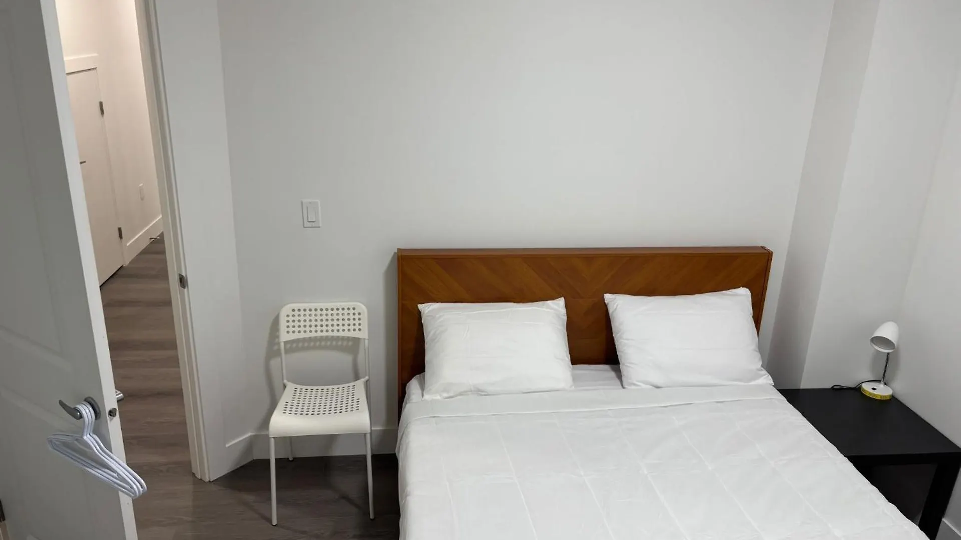 アパート Cozy 3Bedroom Beautiful Unit カルガリー
